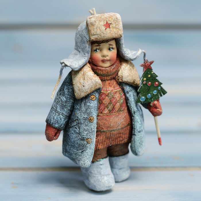 Коллекционная елочная игрушка "Илюшенька с елочкой" из коллекции "Русский север"