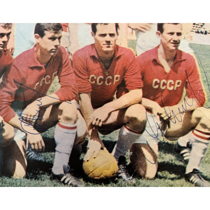 Фото с автографами игроков сборной СССР по футболу: Владимира Капличного, Юрия Пшеничникова, Альберта Шестернёва, Эдуарда Малофеева, Йожефа Сабо и других
