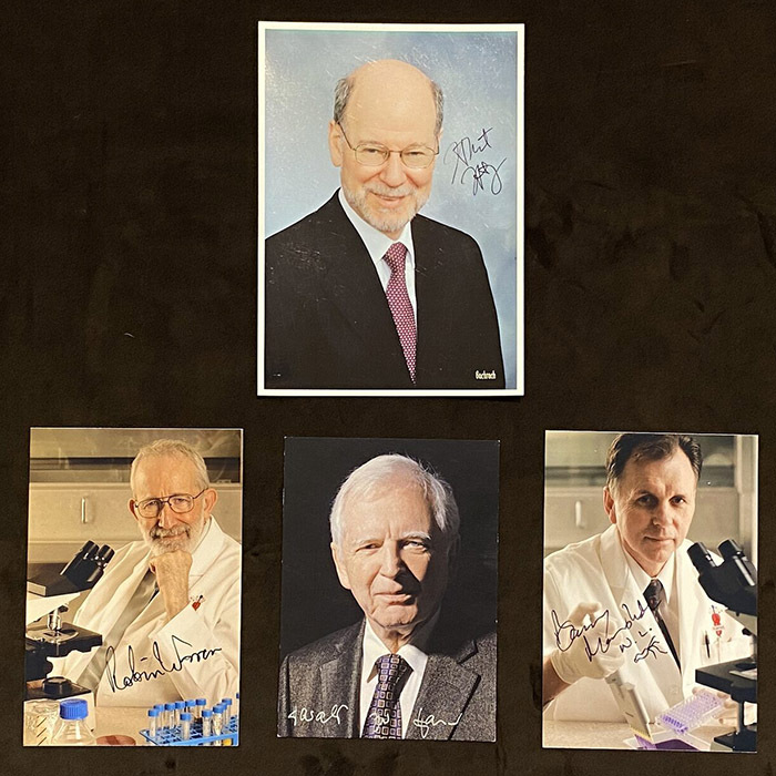 Фотографии с автографами лауреатов Нобелевской премии Джона Робина Уоррена, Роберта Хорвица, Барри Маршалл, Харальд цур Хаузен