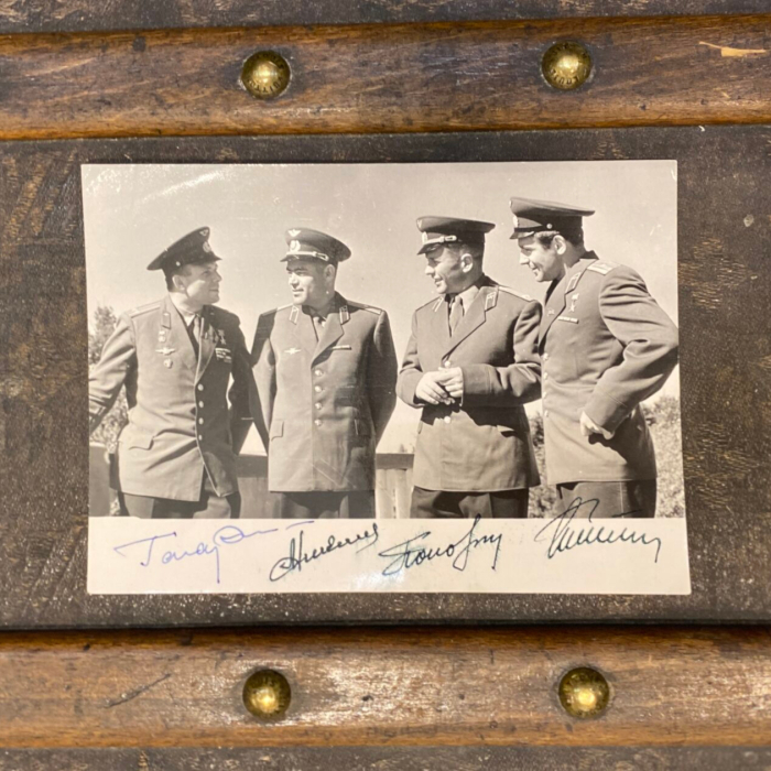 Фото с 4-мя автографами космонавтов Юрия Гагарина, Андрияна Николаева, Павла Поповича, Германа Титова