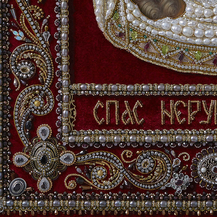 Вышитая икона "Спас Нерукотворный" в киоте