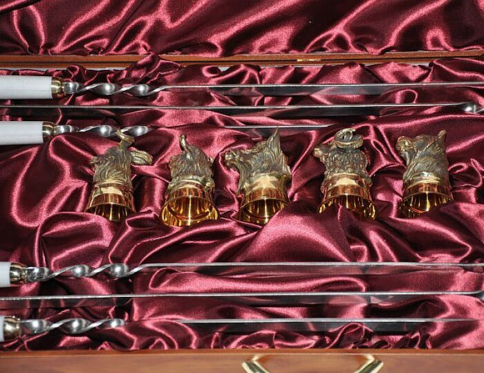 Набор шампуров из белого мрамора с чарками, на 6 персон
