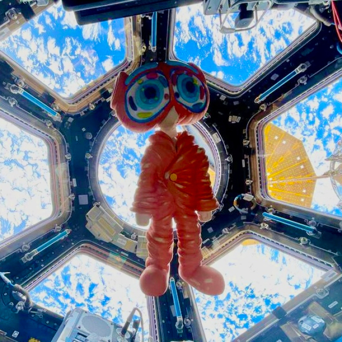 Скульптура "Aspr1m Sent to Space" художника Тараса Желтышева