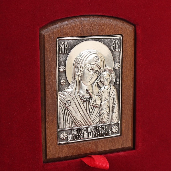 Книга в кожаном переплете "Молитвослов православного казака" с иконой "Казанской Божьей Матери"