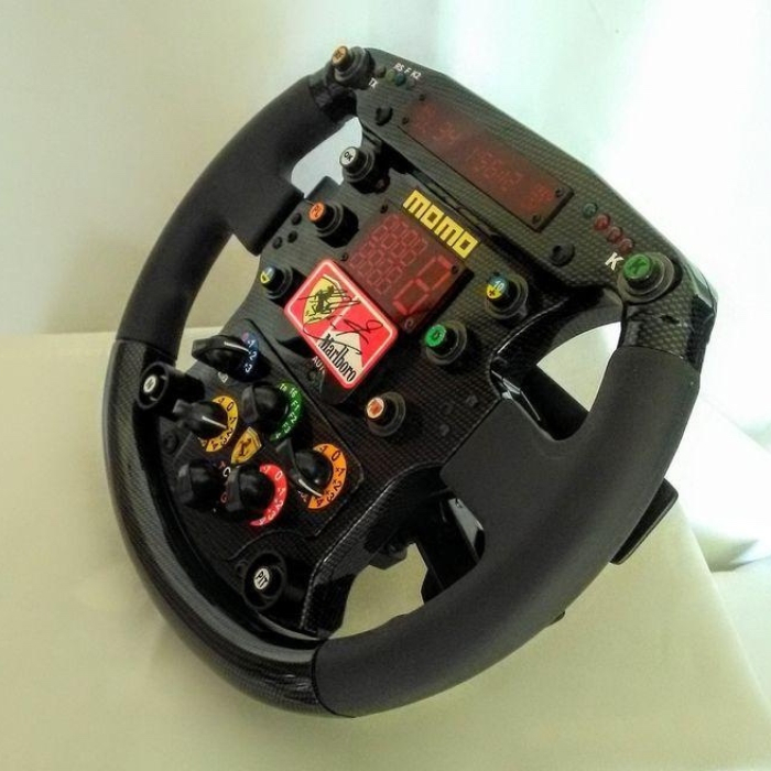 Реплика руля 1999 г. Ferrari F399 с автографом гонщика Михаэля Шумахера