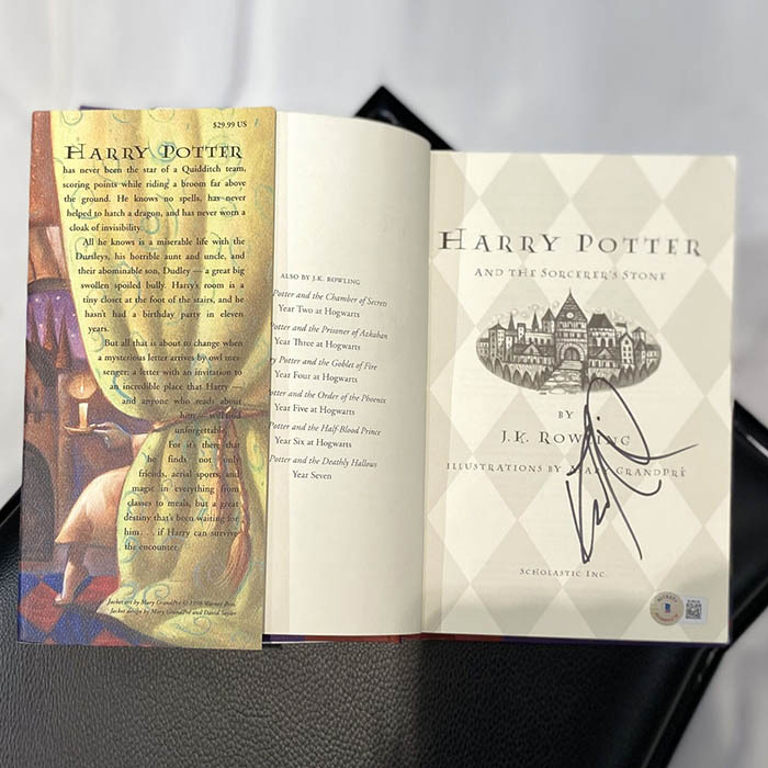 Книга «Harry Potter and the Sorcerer's Stone» с автографом актера Дэниэла Рэдклиффа.