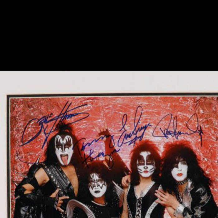 Фото с 4-мя автографами участников группы Kiss:  Джина Симмонса, Пола Стэнли, Эрика Сингера и Томми Тейера