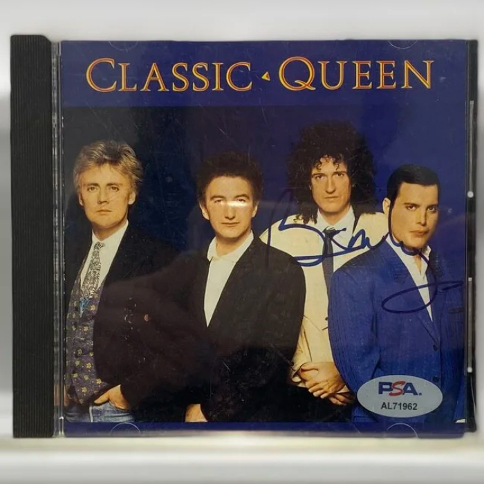 CD-диск «Classic Queen» с автографом гитариста группы «Queen» Брайана Мэя