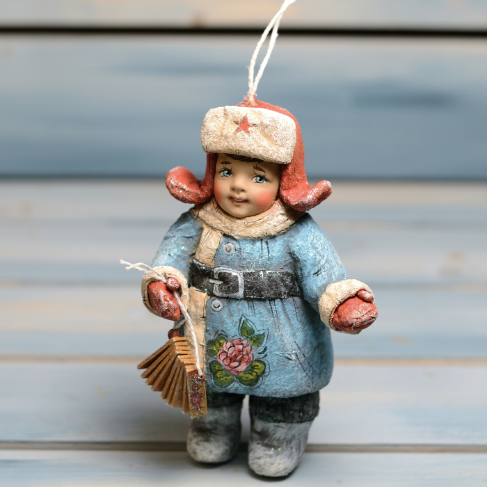 Коллекционная елочная игрушка "Тимушка с трещеткой" из коллекции "Русский север"