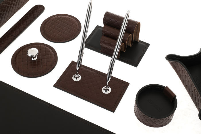 Настольный набор из кожи "FULL GRAIN BLOGNA BLACK/CUOIETTO" (цвет Brown, на 15 предметов)