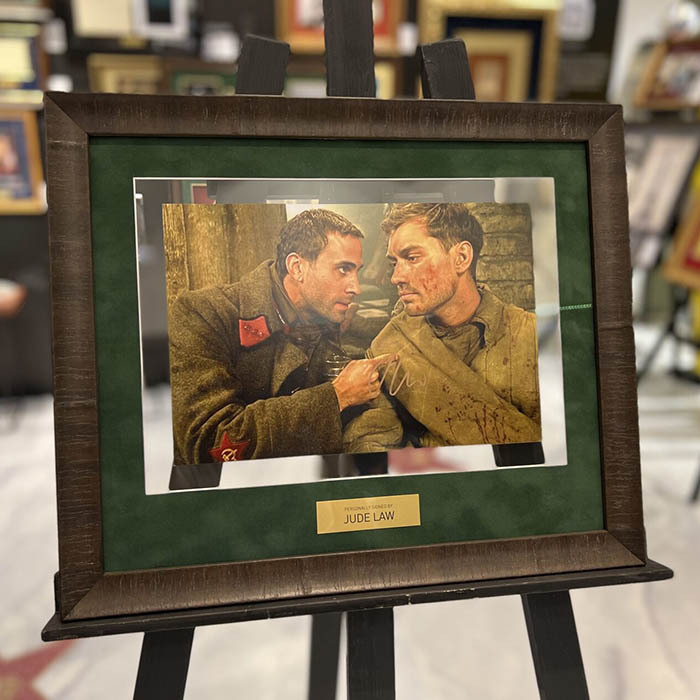 Фотография из к/ф "Враг у ворот" с автографом актёра Джуда Лоу