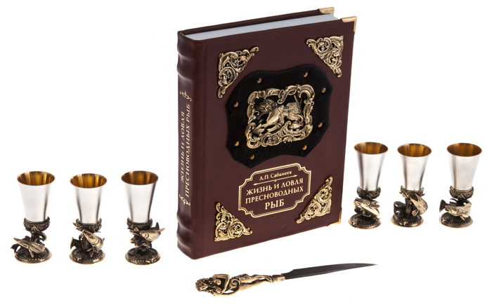 Набор для водки "Рыбаку" с подарочной книгой "Жизнь и ловля пресноводных рыб"