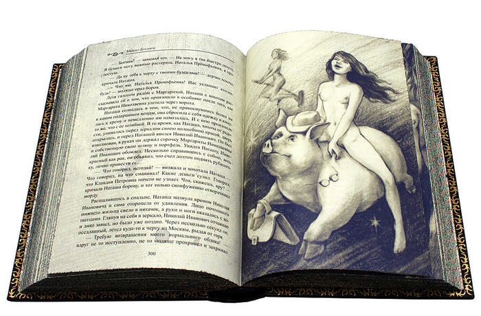 Книга в кожаном переплете «Мастер и Маргарита. Михаил Булгаков»