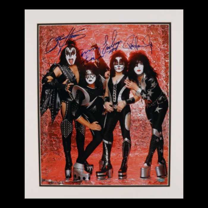 Фото с 4-мя автографами участников группы Kiss:  Джина Симмонса, Пола Стэнли, Эрика Сингера и Томми Тейера