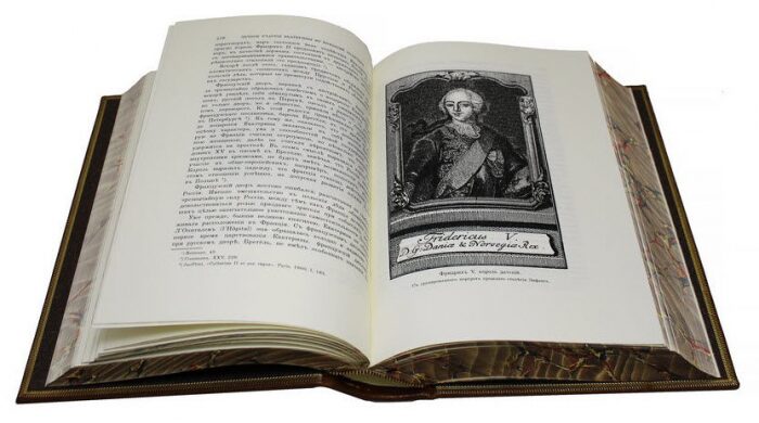 Книга в кожаном переплете "Иллюстрированная история Екатерины II" сочинение А.Брикнера, в футляре