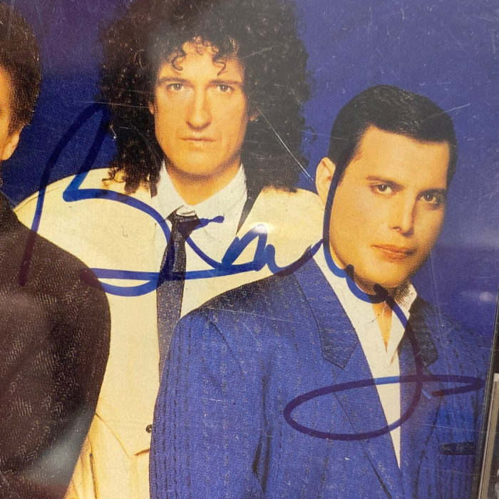 CD-диск «Classic Queen» с автографом гитариста группы «Queen» Брайана Мэя