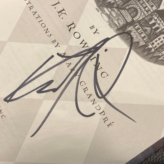 Книга «Harry Potter and the Sorcerer's Stone» с автографом актера Дэниэла Рэдклиффа.