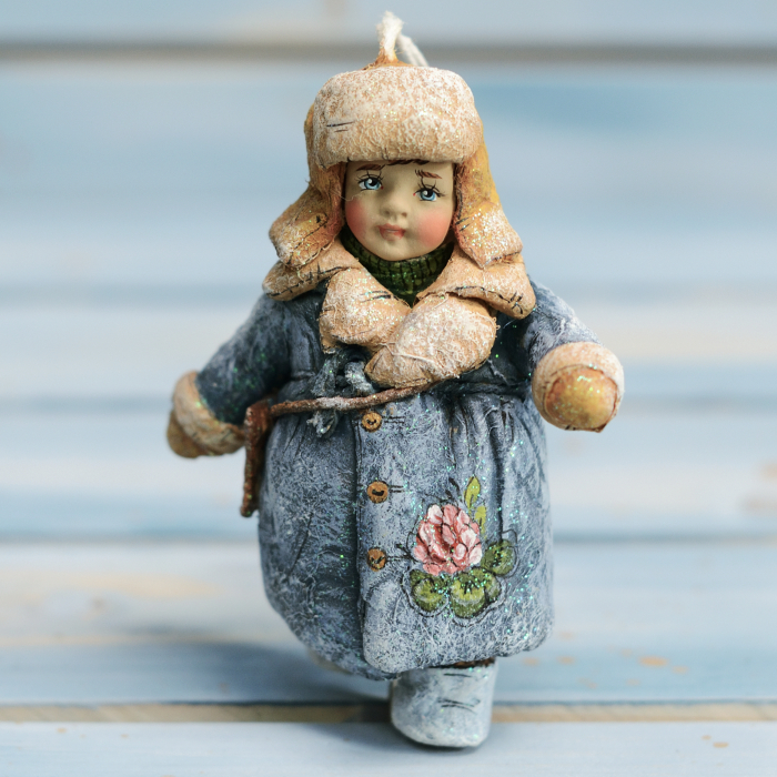 Коллекционная елочная игрушка "Малыш с сумочкой" из коллекции "Русский север" голубая, красная или оранжевая