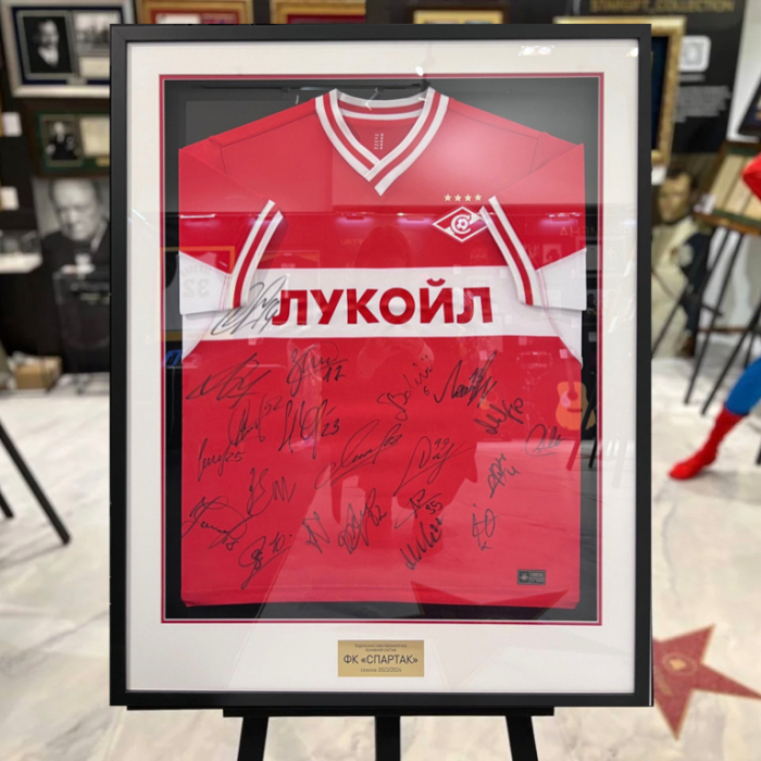 Футболка с автографами участников основного состава ФК «Спартак» сезона 2023/2024