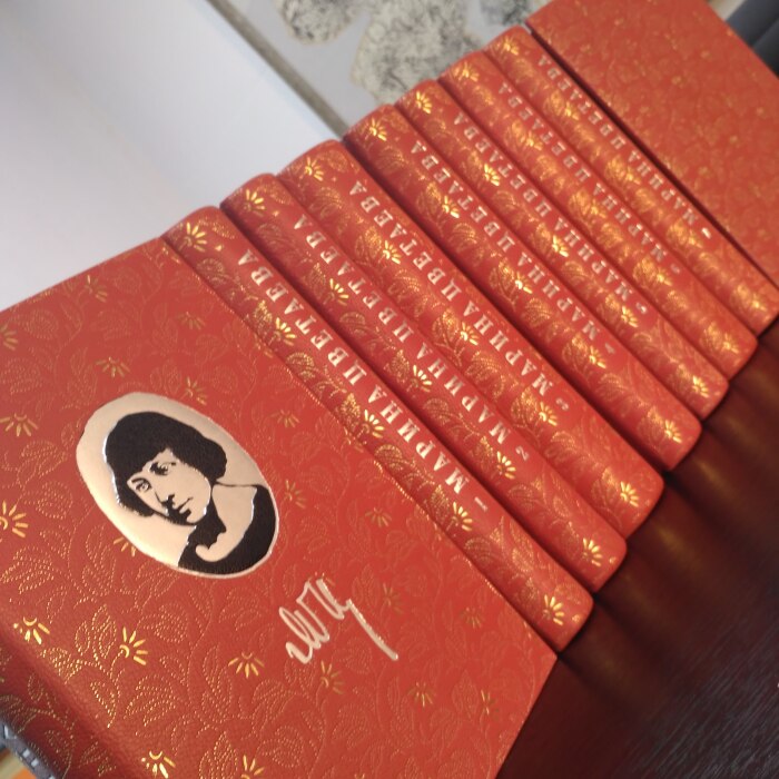 Книга в кожаном переплёте "Собрание сочинений" М.Цветаева, в 7-ми томах