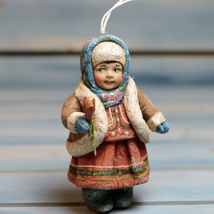 Коллекционная елочная игрушка "Марьюшка с цветочком" из коллекции "Русский север"