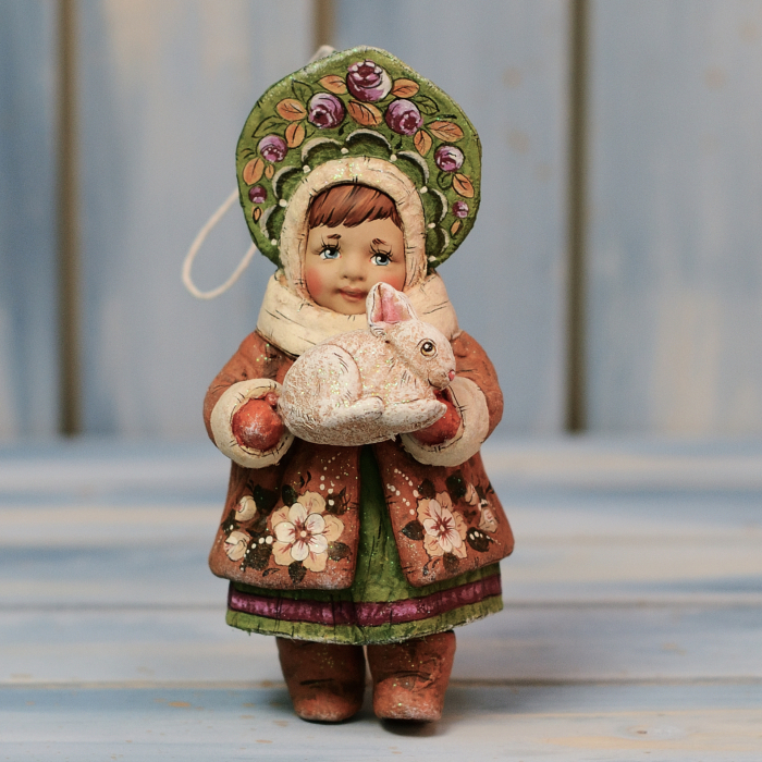 Коллекционная елочная игрушка "Даринушка с зайкой" из коллекции "Русский север"