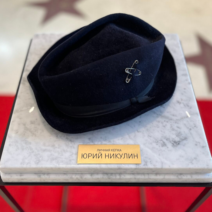 Личная кепка Юрия Никулина, мрамор белый