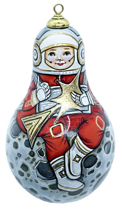 Деревянная елочная игрушка ручной работы "Космонавт на луне"