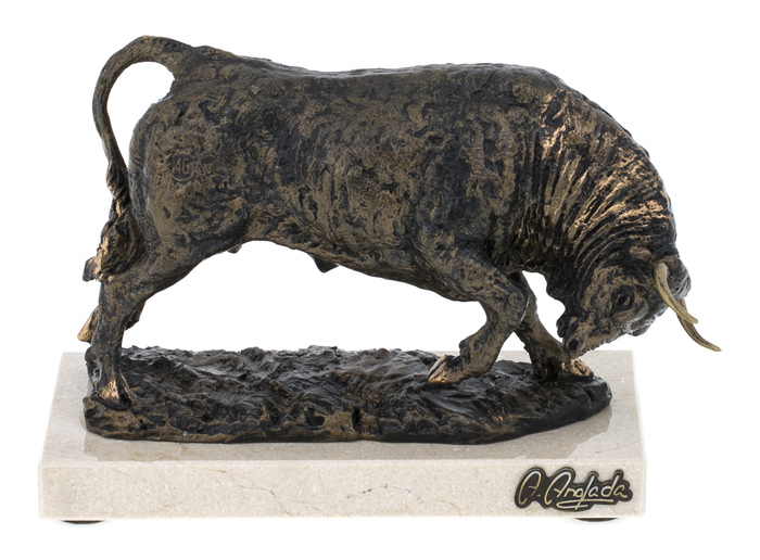 Скульптура "Бык" (Bull)
