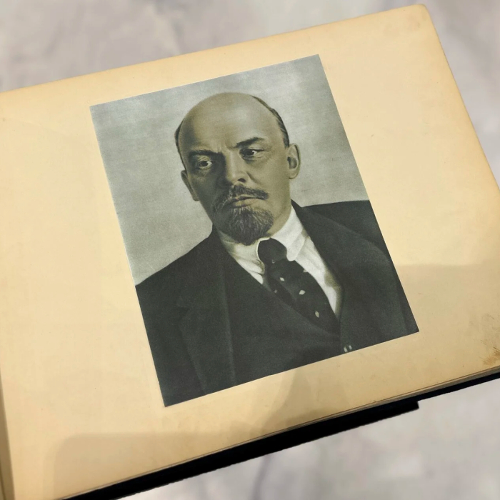 Альбом «Советская Грузия. 1921-1951». Москва-Тбилиси: Издательства «Заря Востока», «Искусство», 1951