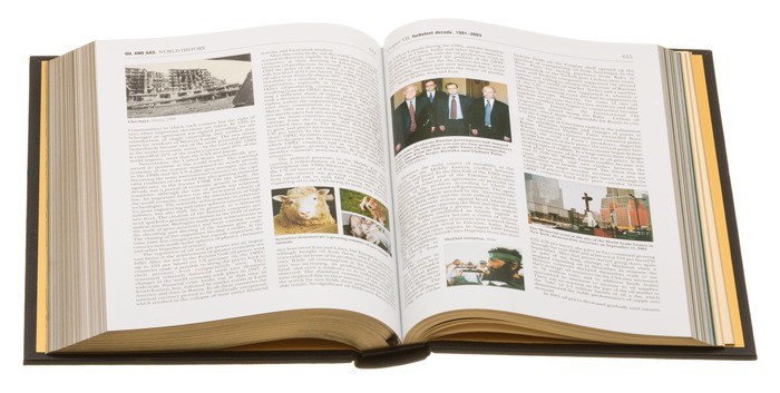 Подарочная книга в кожаном переплете "Oil and gas" на английском
