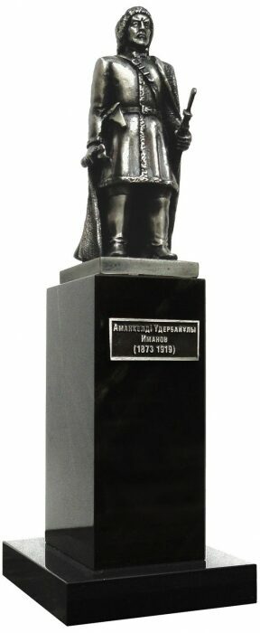 Статуэтка "Памятник Амангельды Иманову"