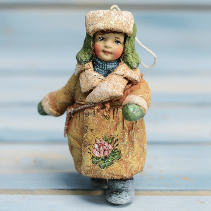 Коллекционная елочная игрушка "Малыш с сумочкой" из коллекции "Русский север" голубая, красная или оранжевая