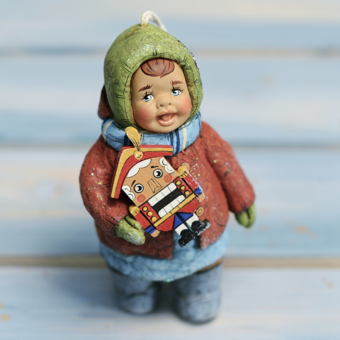 Коллекционная елочная игрушка "Девочка с щелкунчиком" из коллекции "Советское детство"
