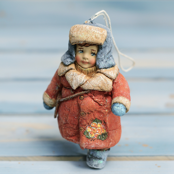 Коллекционная елочная игрушка "Малыш с сумочкой" из коллекции "Русский север" голубая, красная или оранжевая
