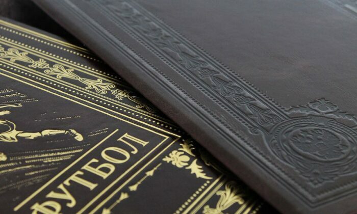 Подарочная книга в кожаном переплете "Футбол. Великое наследие"