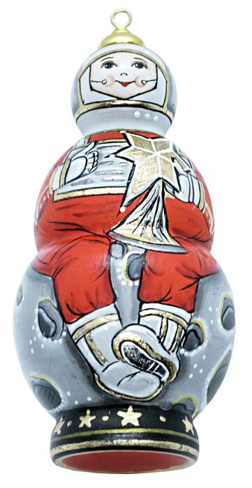 Деревянная елочная игрушка ручной работы "Космонавт"