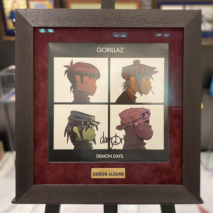 Пластинка «Demon Days» с автографом музыканта Дэймона Албарна