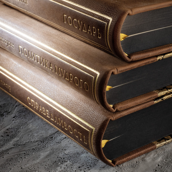 Книга в кожаном переплете "Политика мудрого" Макиавелли, Спенсер, Эккартсгаузен, в 3-х томах