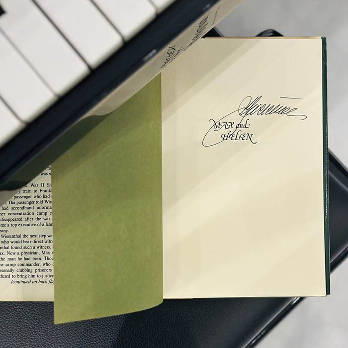 Книга "Макс и Елена" с автографом архитектора Симона Визенталя