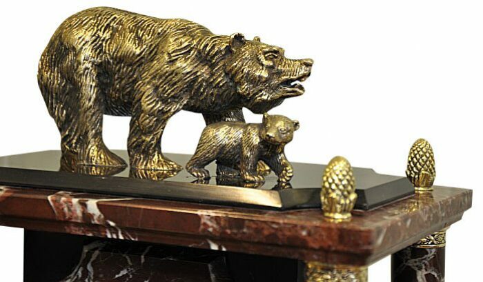 Часы из яшмы с медведем