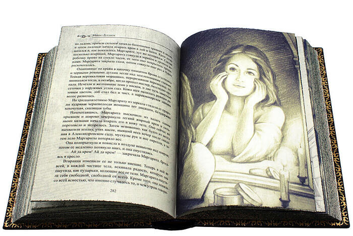 Книга в кожаном переплете «Мастер и Маргарита. Михаил Булгаков»
