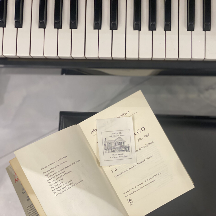 Книга c рукописным пожеланием и автографом журналиста и писателя Томаса Портера Уитни
