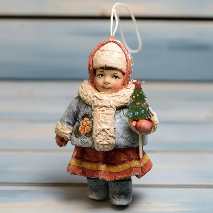 Коллекционная елочная игрушка "Поленька с елочкой" из коллекции "Русский север"