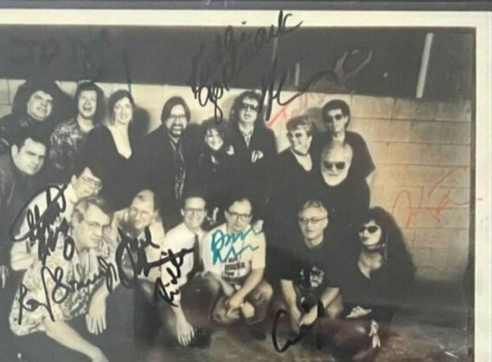 Диск с 12-ю автографами участников группы Rock-Bottom Remainders Стивена Кинга, Мэтта Гроунинга, Дэйва Барри, Эми Тана, Кэти Камена Голдмарка и других