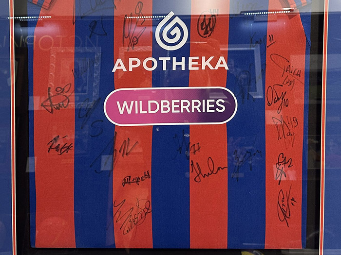 Футболка с автографами ПФК ЦСКА