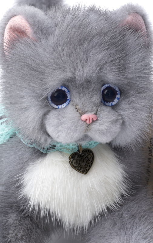 Сувенир из кожи и меха "Кошечка" серый