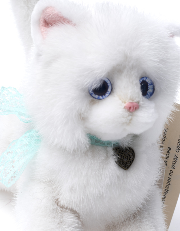 Сувенир из кожи и меха "Кошечка" белый